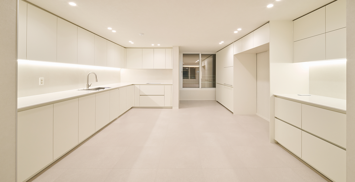 대형 스퀘어 패턴이 돋보이는 LX Z:IN 바닥재 에디톤 스톤으로 모던한 공간 연출